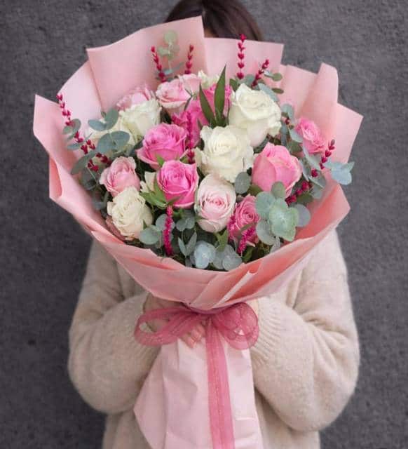 Pembe Beyaz Gül ve Okaliptüs Şık Buket