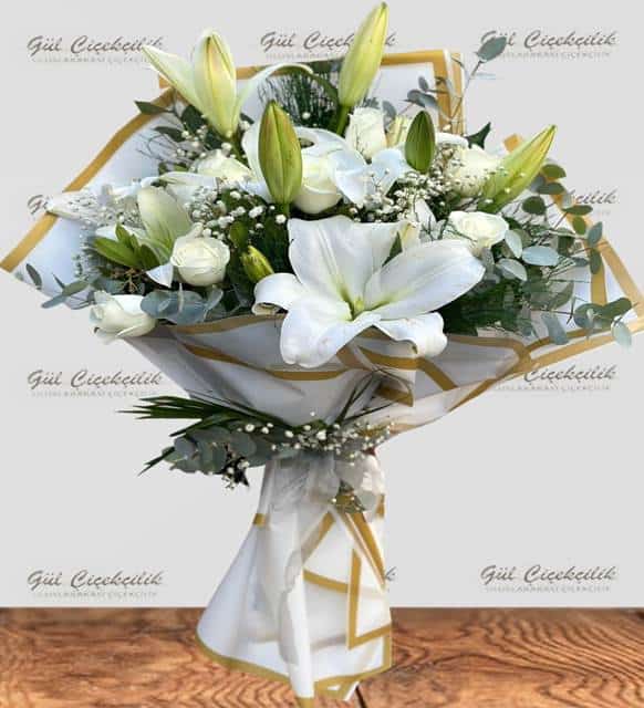 Beyaz Lilyum ve Gül Buketi - Zarif ve Şık Tasarım
