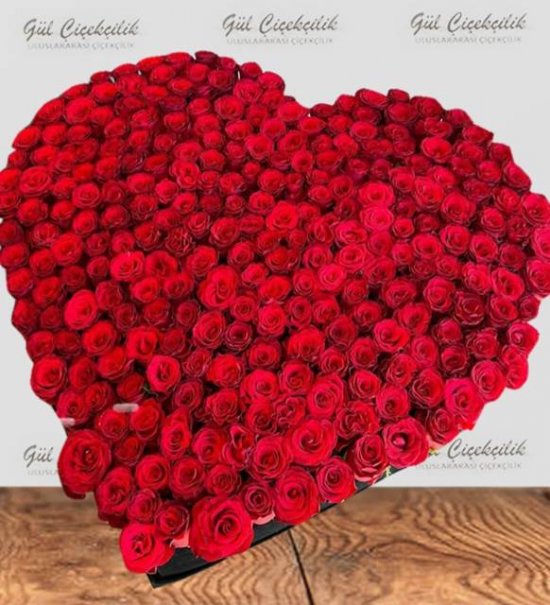 200 Kırmızı Gül ile Kalp Aranjman 