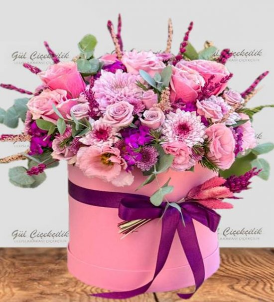 Özel Pembe Kutulu Romantik Çiçek Aranjmanı