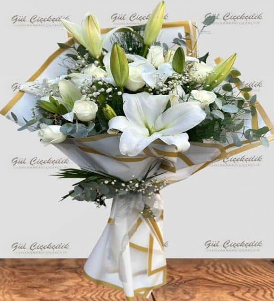Beyaz Lilyum ve Gül Buketi - Zarif ve Şık Tasarım
