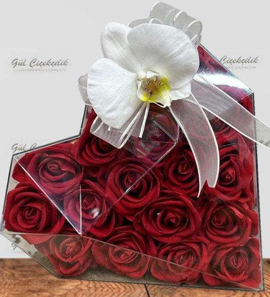 Şeffaf Kalp Kutuda Kırmızı Güller