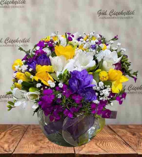 CAM VAZODA RENKLİ KOKULU FREZYA