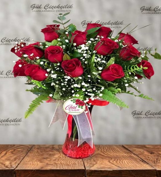 Vazoda 15 Kırmızı Gül
