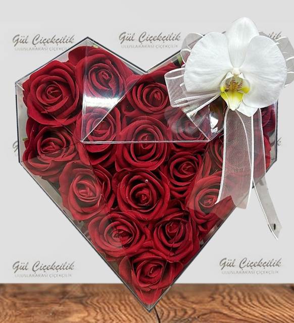 Şeffaf Kalp Kutuda Kırmızı Güller