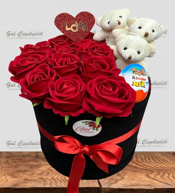 Kırmızı Güllü Ayıcık ve Kinder Sürpriz Çikolata Kutusu