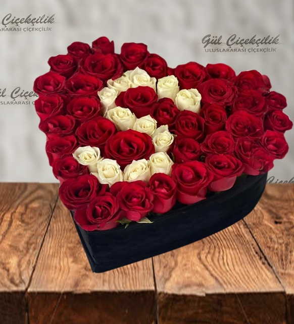 SİYAH KALPTE 41 GÜL